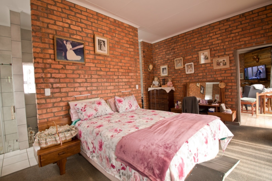 4 Bedroom Property for Sale in Fraaiuitsig Western Cape